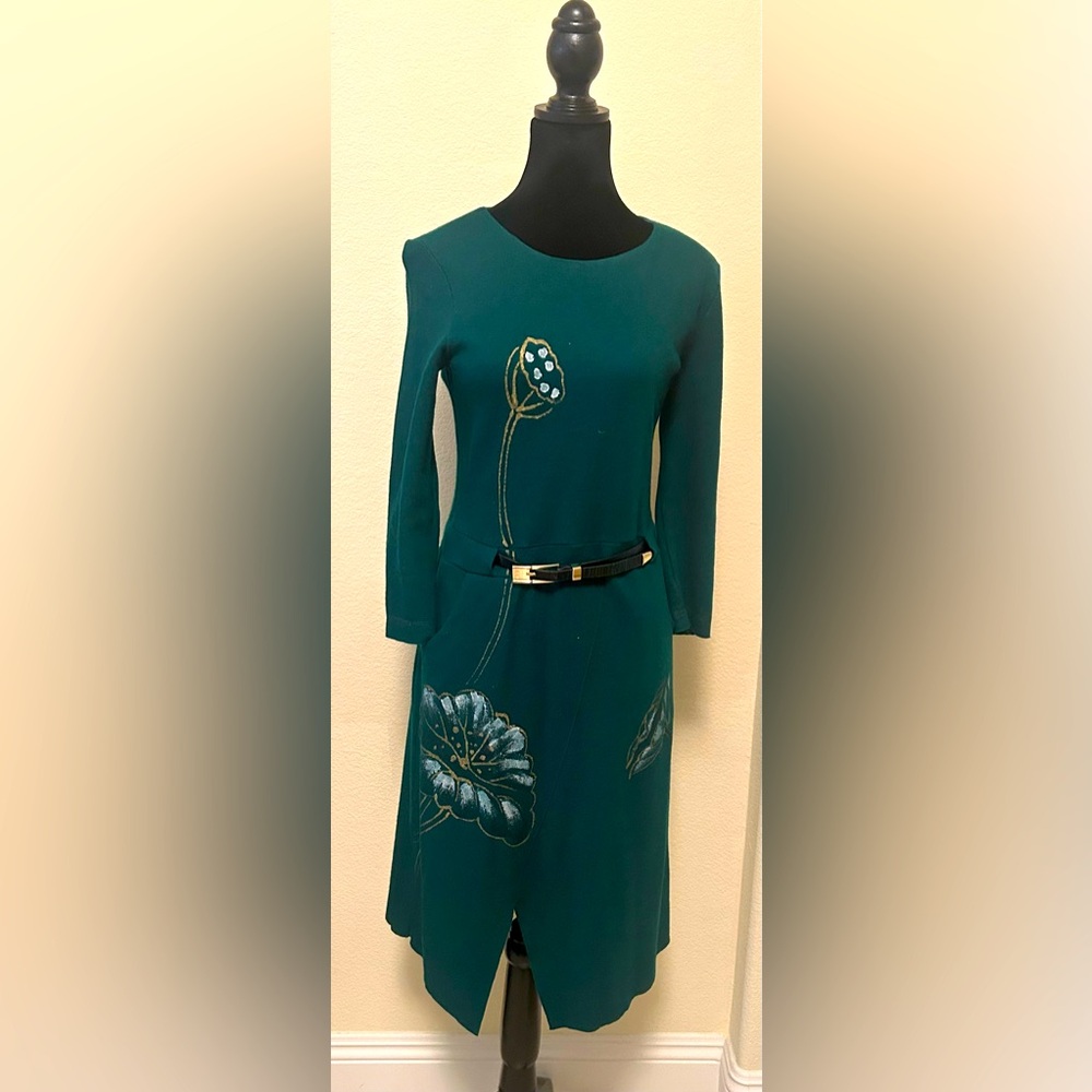 Elegant Green Floral Dress 
size run small it’s more like a medium.